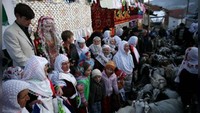 Tradisi ini masih ada sampai sekarang karena memang tak ada pengaruh luar yang berkembang di wilayah ini. (REUTERS/Stoyan Nenov)