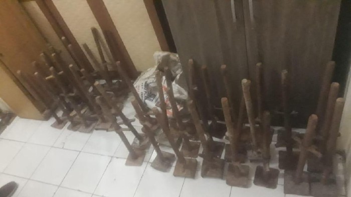 Duh!! 2 ABG Ini Curi Besi Steger di Proyek Jalan Tol di Tangerang