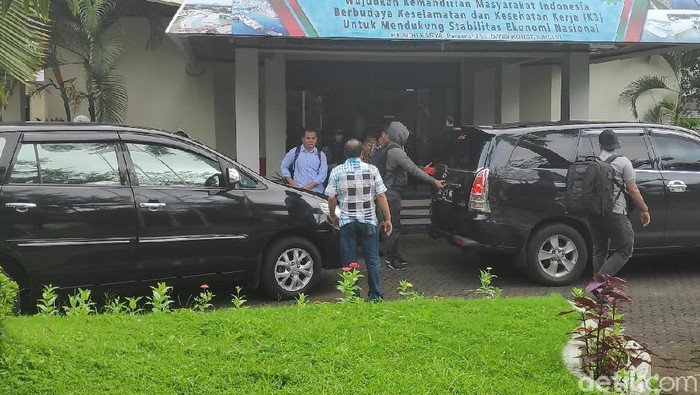 Geledah Kantor PT Adhi Karya di Makassar, KPK Bawa 2 Kardus Dokumen