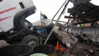 Sebuah truk yang diketahui bekas mengangkut minyak goreng meledak di bengkel las milik PT Surya Mitra Tirta Kencana, Jalan Nambangan Nomor 116, Tanah Kali Kedinding, Kecamatan Kenjeran, Surabaya, Jawa Timur, Senin (29/4/2019).