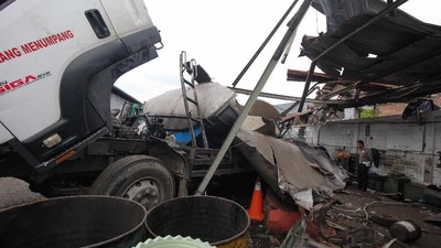 Ngeri! Begini Penampakan Truk Tangki Meledak di Surabaya