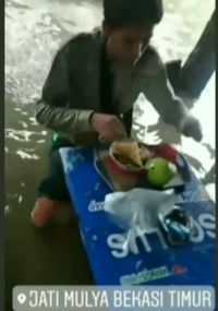 Viral Pria Makan Mie Ayam di Banjir Bekasi, Perekamnya Angkat Bicara
