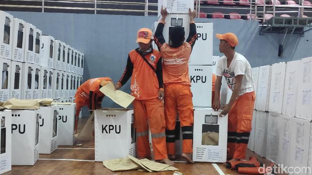 Petugas PPSU alias pasukan oranye ikut membantu saat proses rekapitulasi tingkat kecamatan di Pasar Minggu. Mereka bertugas mengangkat kotak suara, Senin (29/4/2019)