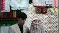 Masyarakat Ribnovo, di Bulgaria memiliki suatu tradisi yang sudah mengakar selama berabad-abad. Tradisi ini bernama Gelena. (REUTERS/Stoyan Nenov)