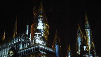 Pertunjukan ini menceritakan saat kegelapan menyelimuti Kastil Hogwarts. Pertunjukan ini memadukan antara pertunjukan cahaya, musik, dan juga spesial efek yang amat keren (Amanda Edwards/Getty Images)