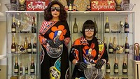 Kamu dapat melihat di Instagram beragam pose mereka jalan-jalan sembari memegang tas branded lho (peepy_and_mother_lee/Instagram)