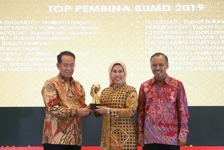 Bupati Serang Raih Penghargaan Top Pembina BUMD 2019 Bupati Serang Raih Penghargaan Top Pembina BUMD 2019