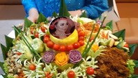 Tak hanya mendapat sebuah kue berhiaskan fondant bentuk mawar, Mitha juga mendapat sebuah tumpeng. Ada potret wajahnya di bagian tengah tumpeng tersebut. Foto: Instagram kusumaparamithawidya