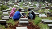 Berziarah ke makam sanak keluarga menjadi salah satu kegiatan yang rutin dilakukan jelang bulan Ramadan.