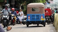 Akibatnya pengendara dari jalan Letjen Suprapto harus mengalah dan berhimpitan dengan para pelanggar lalu lintas tersebut.