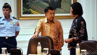 JK berbincang dengan Menkeu Sri Mulyani sebelum rapat dimulai.