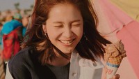 Pemilik nama asli Kim Ye-Rim ini punya 3 adik perempuan yang tak kalah cantik. Yeri kelihatan happy banget saat makan es krim cokelat, sampai-sampai belepotan hihi. Foto: Instagram redvelvet_yeri