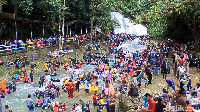 Seperti tahun sebelumnya, ribuan pengunjung memadati objek wisata alam Bantimurung di Maros, Sulsel jelang dimulainya bulan Ramadan. Mereka asyik main air di kawasan air Terjun Bantimurung. (Bakrie/detikcom)