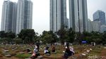 Warga Ramai-ramai Berziarah Jelang Bulan Ramadan