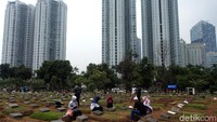 Mereka datang untuk berziarah ke makam sanak keluarga jelang bulan Ramadan.