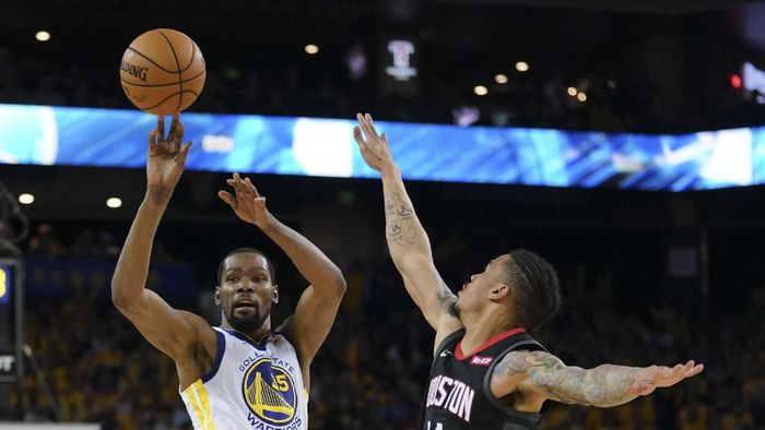 Forward Golden State Warriors Andre Iguodala (kiri) melepaskan shot di laga melawan Houston Rockets di Oracle Arena, Minggu (28/4/2019) waktu setempat. Warriors menang 104-100. (Foto: Kyle Terada-USA TODAY Sports/Reuters)