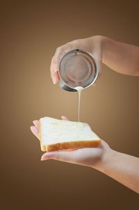 Cara Benar Simpan Kornet dan Susu Kental Manis yang Sudah Terbuka di Kulkas