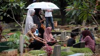 Sejumlah warga nampak mengunjungi tempat pemakaman umum (TPU) Menteng Pulo, Jakarta, Senin (29/4/2019).