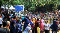 Di akhir pekan menjelang Ramadan, tercatat jumlah pengunjung di Bantimurung sudah mencapai 8 ribu orang. Jumlah ini diperkirakan akan mencapai 10 ribu orang dari berbagai daerah. (Bakrie/detikcom)