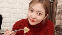 Yeri juga tetap menebar senyum manis sebelum makan dengan sumpitnya. Foto: Instagram redvelvet_yeri