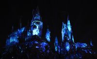 Mantra Patronus membuat kastil bercahaya (Amanda Edwards/Getty Images)