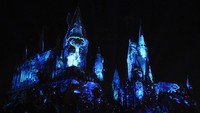 Namun, akhirnya mantra Patronus, mantra paling sulit sekaligus pelindung ampuh atas sihir hitam diucapkan. Pertunjukan keren ini akan digelar lagi pada Sabtu (25/5) hingga Senin (27/5) nanti (Amanda Edwards/Getty Images)