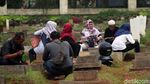 Warga Ramai-ramai Berziarah Jelang Bulan Ramadan