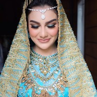 Eyeliner wings dengan sedikit sentuhan eyeshadow sesuai warna baju dengan bulumata lapis 4 tp tetep keliatan natural.. lipstiknya juga lebih ke warna kalem aja untuk kesan fresh sesuai tema outdoor wedding, begitu penjelasan Bennu di Instagramnya.  Foto: Instagram @bennusorumba