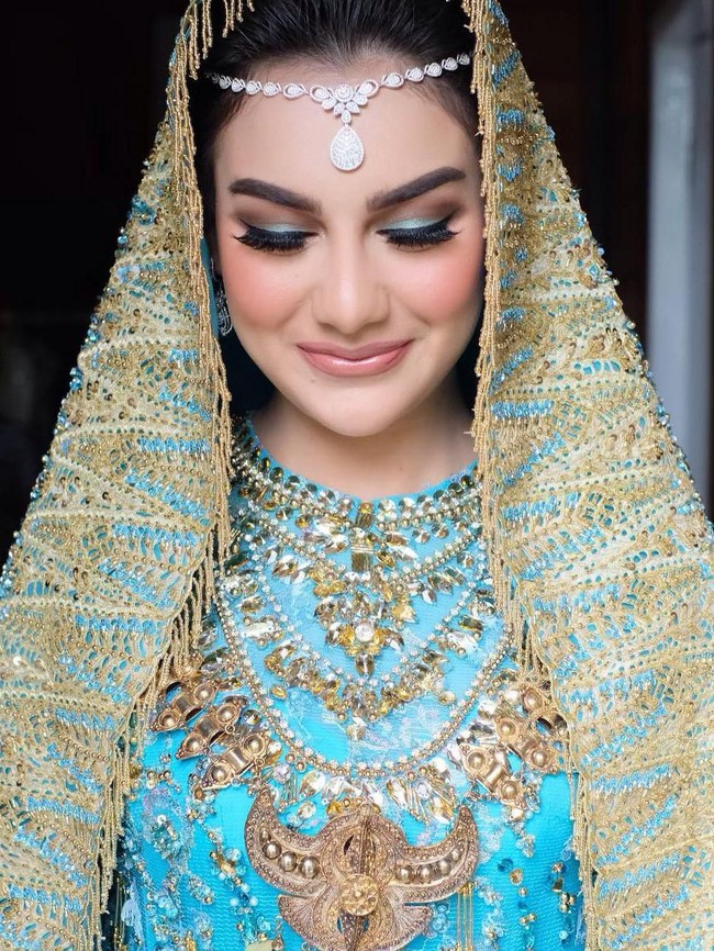 Eyeliner wings dengan sedikit sentuhan eyeshadow sesuai warna baju dengan bulumata lapis 4 tp tetep keliatan natural.. lipstiknya juga lebih ke warna kalem aja untuk kesan fresh sesuai tema outdoor wedding, begitu penjelasan Bennu di Instagramnya.  Foto: Instagram @bennusorumba