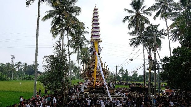 Ribuan warga mengiringi arak-arakan Bade atau menara bertingkat sembilan yang berisi jenazah anggota keluarga dari pahlawan nasional I Gusti Ngurah Rai dalam prosesi upacara Ngaben di Desa Carangsari, Badung, Bali, Senin (29/4/2019). Kremasi terhadap jenazah putra kedua dan cucu dari pahlawan nasional I Gusti Ngurah Rai tersebut diiringi oleh ribuan warga. ANTARA FOTO/Nyoman Hendra Wibowo/nym/foc.