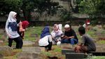 Warga Ramai-ramai Berziarah Jelang Bulan Ramadan