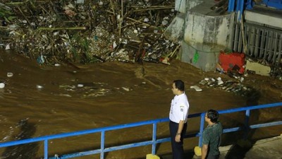 Potret Anies Baswedan Hingga Malam Blusukan ke Pintu Air di Jakarta