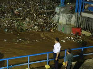 Potret Anies Baswedan Hingga Malam Blusukan ke Pintu Air di Jakarta