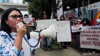 Salah seorang peserta aksi melakukan orasi di depan gedung Kedubes Malaysia, Jakarta.