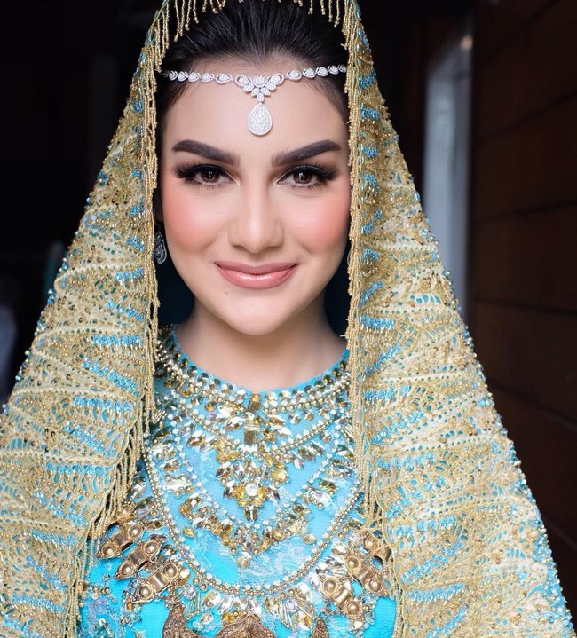 Irish Bella menikah dengan Ammar Zoni pada 28 April 2019. Konsep pernikahan keduanya mengusung adat Minang. Bennu berhasil membuat Irish Bella terlihat stunning dan cantik.  Foto: Instagram @bennusorumba
