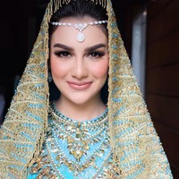 Irish Bella menikah dengan Ammar Zoni pada 28 April 2019. Konsep pernikahan keduanya mengusung adat Minang. Bennu berhasil membuat Irish Bella terlihat stunning dan cantik.  Foto: Instagram @bennusorumba