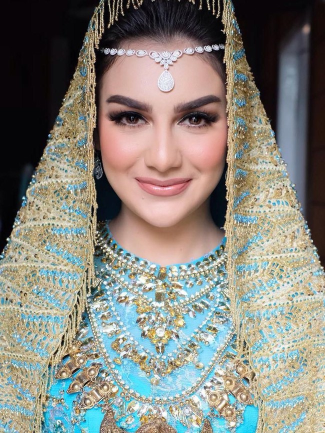 Wanita berdarah Indonesia-Belgia itu semakin memukau dengan makeup hasil tangan Bennu Sorumba, makeup artist langganan selebriti. Dalam Instagramnya, Bennu menjelaskan bahwa Irish Bella tampil dengan makeup flawless bold. Untuk memberikan kesan bold, Benny memasangkan bulu mata empat lapis.  Foto: Instagram @bennusorumba