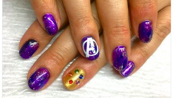A untuk Avengers, infinity stones berjejer, dan warna ungu yang identik dengan Avengers: Endgame. Bebas spoiler! (Foto: Internet/Twitter)  