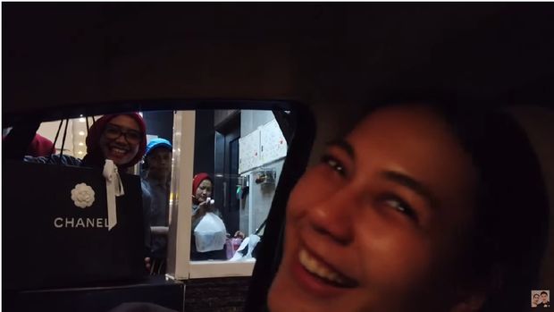 Kejutan! Paula Verhoeven Order Makanan Cepat Saji, Keluar Tas Chanel