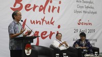 Mantan Menteri Lingkungan Hidup Sarwono Kusumaatmadja (kiri) dan mantan Panglima TNI Jenderal TNI (Purn) Endriartono Sutarto (kanan) menjadi pembicara dalam diskusi sekaligus bedah buku di gedung KPK.