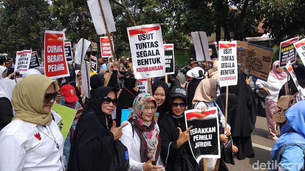 Massa Emak-emak Demo Bawaslu Jabar Tuntut Tindak Kecurangan
