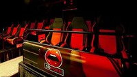 Dalam satu studio hanya ada 18 kursi penonton saja. Kursi ini bisa bergetar dan bergoyang-goyang lho, menyesuaikan dengan film yang sedang diputar (dok. 5D Porn)  