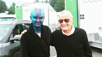 Gillan sebagai Nebula saat bersama mendiang Stan Lee. (Foto: Instagram/karengillanofficial)