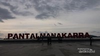  Kalau Makassar punya Pantai Losari, maka Mamuju punya Pantai Manakarra yang jadi salah satu ikonnya (basri bachtiar/dTraveler)