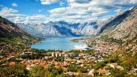 Kebijakan tersebut diambil setelah tidak ditemukan kasus positif Corona baru di Montenegro sejak beberapa pekan terakhir. Wisatawan pun bisa dengan bebas menikmati kecantikan Montenegro. (iStock)