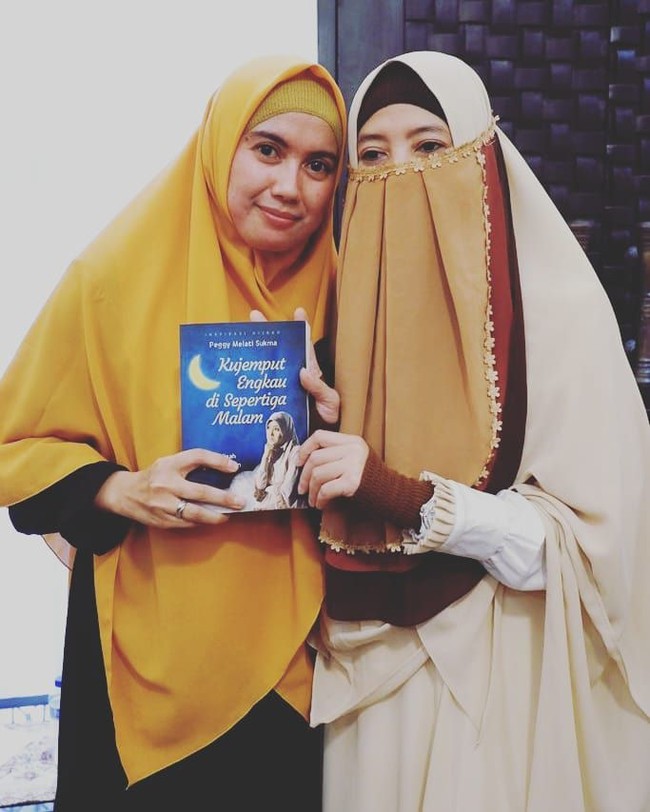 Seperti cadar bernuansa mustard yang ia pakai ini. Ada tiga paduan warna yang berbeda apda cadarnya, yaitu mustard, cokelat, dan hitam. Ketiga warnanya terlihat harmonis. Foto: Instagram/PeggyMelatiSukmaKhadija