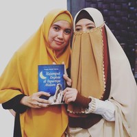 Seperti cadar bernuansa mustard yang ia pakai ini. Ada tiga paduan warna yang berbeda apda cadarnya, yaitu mustard, cokelat, dan hitam. Ketiga warnanya terlihat harmonis. Foto: Instagram/PeggyMelatiSukmaKhadija