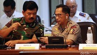 Panglima TNI Marsekal TNI Hadi Tjahjanto berbincang dengan Kapolri Tito Karnavian.