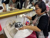 Sandiaga saat keramas