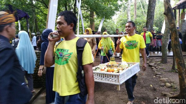 Setelah prosesi ini, dilanjutkan dengan makan bersama. Warga saling berbagi makanan yang dibawa dari rumah masing-masing. (Dadang Hermansyah/detikcom) Setelah prosesi ini, dilanjutkan dengan makan bersama. Warga saling berbagi makanan yang dibawa dari rumah masing-masing. (Dadang Hermansyah/detikcom)